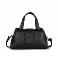 Vorderansicht einer schwarzen Handtasche mit feiner Prägung und Metallschnalle für Damen - Schwarz