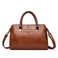Elegante bolso de mano marrón de cuero sintético con asas trenzadas y correa ajustable - Marrón Amarillento