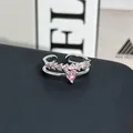 Primer plano de un anillo de plata abierto con una piedra rosa brillante en forma de corazón - Anillo ajustable estilo 10