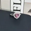 Primer plano detallado de un anillo de cristal rosa en forma de corazón con halo. - Anillo ajustable estilo 13