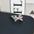 Elegante anillo de plata con una brillante piedra de corazón rosa y diseño de lazo - Anillo ajustable estilo 14