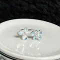 Primer plano de un elegante anillo de flor abierto con pétalos azules degradados. - Anillo ajustable estilo 1