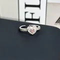 Detalle de un anillo de corazón brillante con piedra rosa y pavé de circonitas en plata. - Anillo Abierto N.º 16