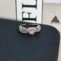 Vista detallada de un elegante anillo de plata con una gema rosa en forma de corazón - Anillo Abierto N.º 20