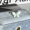 Detaillierte Makroansicht eines mintgrünen Emaille-Schmetterlingsrings mit Kristallakzenten - Minzgrün Schmetterling Strass Offener Ring