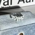 Detailansicht von Schmetterlings- und Blumendetails in Mintgrün auf Silberring - Minzgrün Schmetterling Blume Strass Offener Ring