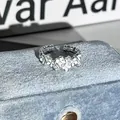 Nahaufnahme eines silbernen Rings mit mintgrünen Blumen und funkelnden Steindetails - Minzgrün Blume Strass Offener Ring