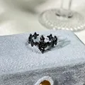 Detalle macro de un anillo de rosa negra gótica con espinas sobre textura gris - Estilo de Rosa 3D