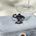 Primer plano de anillo punk de Halloween con corazón púrpura y piedras claras - Estilo Fantasma Corazón Púrpura