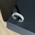 Dettaglio macro di un anello baguette di alta gamma con cristalli pavé scintillanti - Anello Rettangolare a Fila (Stile 1)
