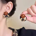 Dettaglio degli orecchini a lobo rétro con stampa leopardata e perle marroni eleganti - Orecchini a lobo con sfera caffè e leopardo (A2732)