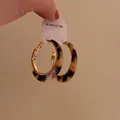 Orecchini a cerchio retrò in resina leopardata con un'elegante finitura in oro per donna - Orecchini a cerchio in metallo leopardato (A2645)