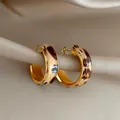 Orecchini a cerchio vintage leopardati con raffinata finitura interna in metallo oro - Stile Cerchi a C (A2661) / 1 Paio / Stampa leopardata