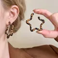 Dettaglio degli orecchini a cerchio a forma di stella con motivo leopardato marrone retrò - Stile Cerchi a Stella (A2751) / Set di Coppia Grande / Stampa Leopardo Scuro