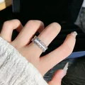 Detailaufnahme eines Vintage-Rings aus gebürstetem Silber mit Spitze und Diamanten. - Stil 1 Offener Ring (Silber)