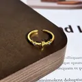 Eleganter goldener offener Ring mit Stern und blauen Akzentsteinen auf Holz. - Stil 2 Offener Ring (32022154)