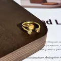 Detailansicht eines vergoldeten offenen Rings mit Farbverlauf-Herz und Kristall - Stil 3 Offener Ring (32022154)
