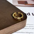 Nahaufnahme eines goldenen Vintage-Ringes mit Aststruktur und lila Edelsteinen - Stil 4 Offener Ring (32022154)