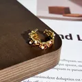 Detailansicht eines vintage roten Emaille-Schmetterlingsrings mit Gold und Perlen - Stil 6 Offener Ring (32022154)