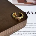 Detailaufnahme eines vergoldeten Schmetterlingsrings im Vintage-Stil mit Kristallen. - Stil 7 Offener Ring (32022154)