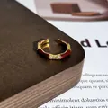 Detailansicht eines eleganten vergoldeten Emaille-Bambusrings mit eingelegten Steinen. - Stil 8 Offener Ring (32022154)