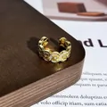 Detailansicht eines goldenen Rings im Retro-China-Stil mit funkelnden Steineinlagen. - Stil 9 Offener Ring (32022154)