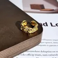 Nahaufnahme des vergoldeten Vintage-Rings mit Schmetterling und funkelnden Steinen - Stil 10 Offener Ring (32022154)