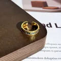 Detaillierte Makroansicht des vergoldeten Vintage-Emaille-Rings mit Schmetterlingsmustern - Stil 14 Offener Ring (32022154)