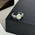 Detaillierte Makroaufnahme eines offenen Silberrings mit minzgrünem vierblättrigen Klee - Nr. 3 Vintage Blumencluster Minzgrün Zirkonia Offener Ring