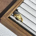 Detailansicht eines goldenen chinesischen Kürbis-Rings in einer grauen Schmuckbox - Stil 6 Verstellbarer Ring (Kalebassenform)