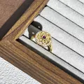 Detaillierte Makroansicht eines goldenen Vintage-Blumenrings mit rotem Edelstein - Stil 7 Verstellbarer Ring (Runder Roter Stein Stern)