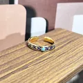 Detalle de cerca de un anillo de oro vintage estilo palacio con esmalte azul y turquesa - Anillo ajustable estilo 8