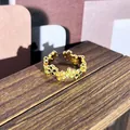 Vista detallada de un anillo floral de esmalte colorido con diseño vintage en oro. - Estilo en forma de flor multicolor (14)