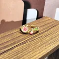 Anillo de flor dorado retro con pétalos de esmalte rosa y detalles de hojas verdes - Estilo floral degradado rosa y blanco (nº 26) / Anillo Abierto N.º 26