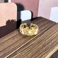 Anillo dorado vintage con flores de esmalte rosa, motivo de mariposa y perla central - Estilo de mariposa y flor con perla artificial (nº 30) / Anillo ajustable nº 30