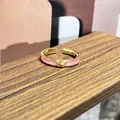 Elegante anillo abierto con flor de esmalte rosa y acabado dorado vintage - Estilo Flor Dorada Centro Rosa (51) / Rosa
