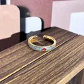 Anillo abierto vintage dorado con patrones de esmalte azul y piedra roja central - Estilo Rubí Voluta Esmalte Azul (52) / Azul