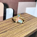 Elegante anillo ajustable vintage de mariposa esmaltada en rosa y azul con baño de oro - Estilo Mariposa Rosa y Azul (54号开口戒指)
