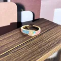 Elegante anillo abierto de esmalte dorado vintage con flor rosa y cuenta turquesa azul - Estilo Floral Rosa y Perla Verde (55号开口戒指)