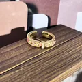 Anillo ajustable de oro vintage con diseño floral de esmalte rosa y detalles CZ - Esmalte Rosa con Estilo Circonita (57号开口戒指)