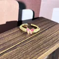 Anillo ajustable de oro vintage con una mariposa de esmalte degradado rosa y detalles CZ - Estilo Circonita Mariposa Rosa (58号开口戒指)