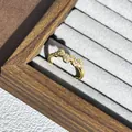 Detailansicht eines goldfarbenen Herzrings mit Pavé-Steinen in einer Schmuckschale - Stil 8 Verstellbarer Ring (Verbundene Herzen)