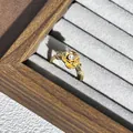 Detaillierte Makroansicht eines goldenen Blumenrings im Vintage-Stil mit Zirkonia-Stein - Stil 9 Verstellbarer Ring (Einzelstein Blume)