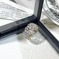 Detalle de anillo abierto vintage bicolor con incrustaciones de diamantes - Anillo ajustable estilo 1