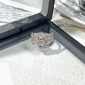 Vista detallada de un anillo vintage bicolor con pavé de circonitas - Anillo ajustable estilo 3