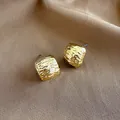 Orecchini a perno in metallo dorato con trama geometrica martellata a increspature unica - Stile Quadrato Testurizzato (A2536) / Oro
