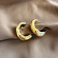 Eleganti orecchini a cerchio in metallo a forma di C con finitura dorata lucida - Stile a Forma di C Aperta Lucida (A2575) / Oro