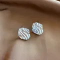 Orecchini a perno in metallo argento irregolare testurizzati per donne stile vintage - Stile Irregolare Onda Fluida (A2558) / Argento