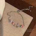 Détail du bracelet papillon en argent avec pierres de zircon rose étincelantes et curseur - Bracelet Papillon Zirconia Rose
