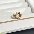 Makroansicht eines goldfarbenen Rings mit dreiblättriger Blume und strukturierter Textur. - Dreiblättrige Gebürstete 3D Blume Stil (Nr.3)